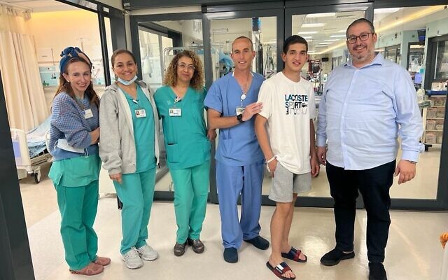 16歲的比頓（右二）康復出院。（圖／翻攝自FB@Shaare Zedek Medical Center）